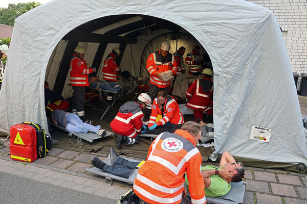 2607_feuer_05-F&uuml;r-die-Erstversorgung-der-Verletzten-wurden-Zelte-aufgestellt.jpg
