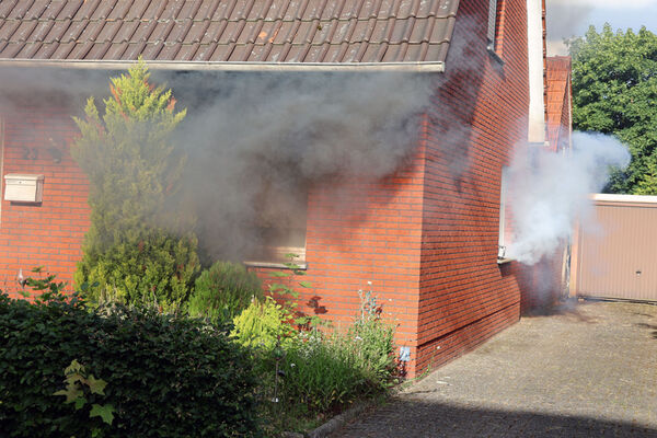 2607_feuer_01-Dank-Pyrotechnik-sah-die-Einsatzstelle-verbl&uuml;ffend-echt-aus.jpg