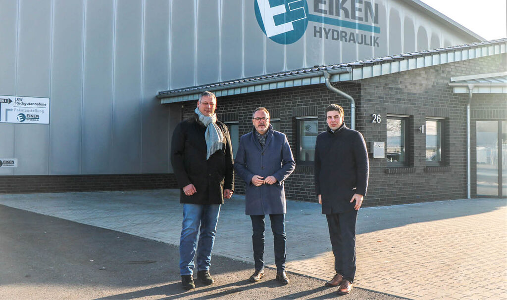 Gemeinsam mit Wirtschaftsförderer Alexander Kassner (rechts) stattete Bürgermeister Helmut Knurbein (Mitte) dem Unternehmen Eiken Hydraulik GmbH & Co. KG einen Besuch ab. Vor Ort wurden sie vom Inhaber und Geschäftsführer Günter Eiken (links) empfangen.